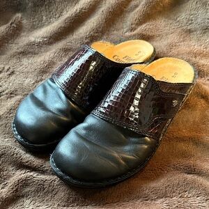 Finn Comfort Black and Brown Textured Mules